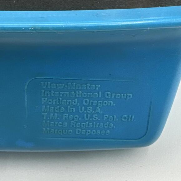 Vintage View-Master Lot 2 - 3D Viewers Red & Blue + 16 Reels Barbie Flintstones - Picture 6 of 15